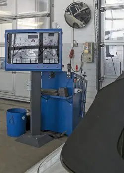 Poste de diagnostic dans l'atelier du garage