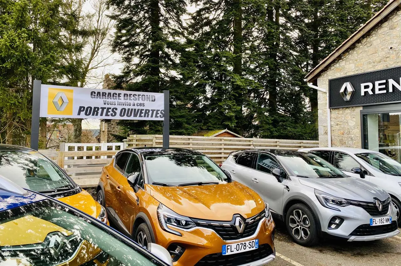 Véhicules Renault exposés devant le garage lors de portes ouvertes