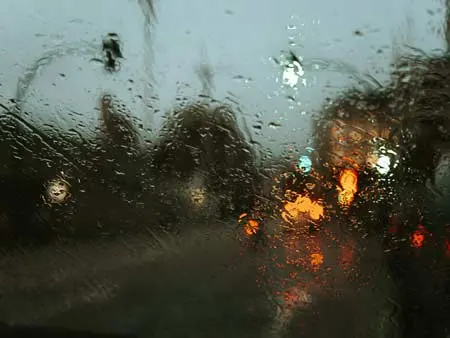 Pare-brise sous la pluie