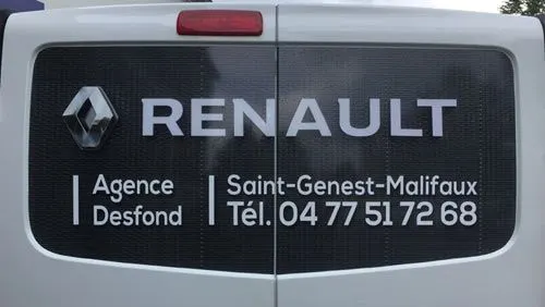 Utilitaire Renault aux couleurs de l'agence Desfond
